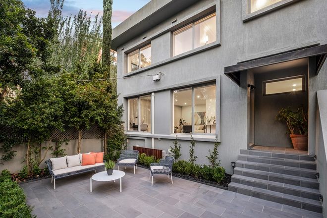 Prestige townhouse in Toorak